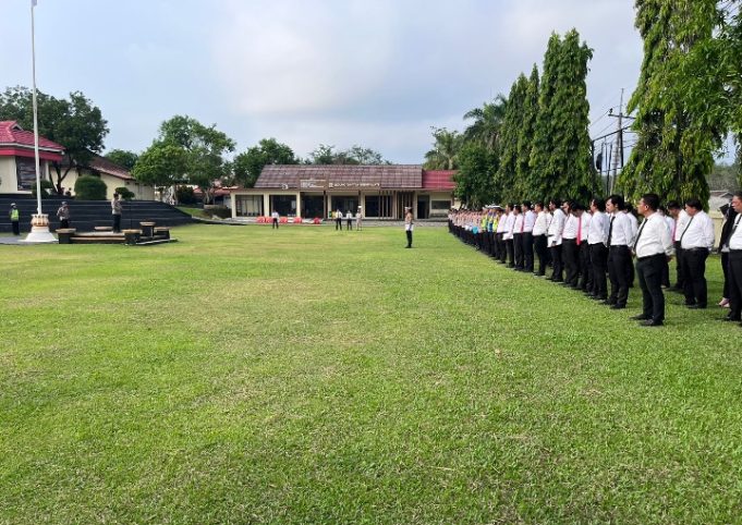 Apel Jam Pimpinan, Kapolres Way Kanan Ajak Personel Tingkat Pelayanan Makin Baik