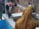 Walikota Eva Dwiana meninjau lokasi banjir di Kelurahan Campang Jaya