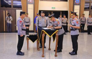 Kapolri Pimpin Sertijab, Kapolda Lampung Irjen Pol Helmy Santika Serahkan Tongkat Komando Kepada Irjen Pol Helfi Assegaf