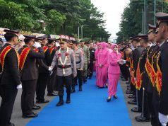 Diiringi Rintik Hujan, Irjen Helmy Santika Serahkan Pataka Polda Lampung “Wira Bhakti Ruwa Jurai