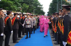 Diiringi Rintik Hujan, Irjen Helmy Santika Serahkan Pataka Polda Lampung “Wira Bhakti Ruwa Jurai