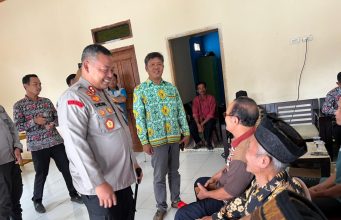Jumat Berkah, Kapolres Way Kanan Salurkan Bansos di Balai Kampung Tanjung Raja Giham