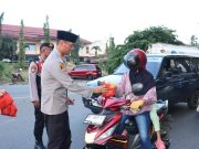 Polres Lampung Utara Bersama PSMTI, Kodim 0412 dan Skala Brak Bagikan 1.000 Takjil Kepada Pengendara