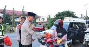 Polres Lampung Utara Bersama PSMTI, Kodim 0412 dan Skala Brak Bagikan 1.000 Takjil Kepada Pengendara
