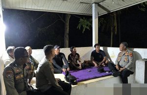 Kapolres Way Kanan Sambangi Warga Kampung Sriwijaya di Pos Ronda