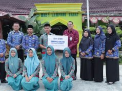 BRI BO Liwa melalui YBM BRILiaN Serahkan Beasiswa kepada 17 Siswa di Lampung Barat dan Pesisir Barat