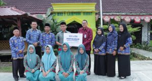 BRI BO Liwa melalui YBM BRILiaN Serahkan Beasiswa kepada 17 Siswa di Lampung Barat dan Pesisir Barat
