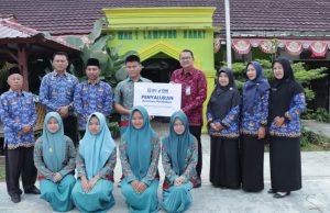 BRI BO Liwa melalui YBM BRILiaN Serahkan Beasiswa kepada 17 Siswa di Lampung Barat dan Pesisir Barat