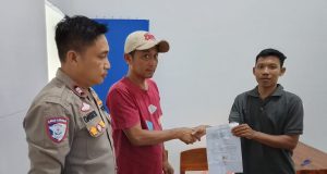 Humanis! Polisi Fasilitasi Perdamaian Dua Pengendara yang Terlibat Kecelakaan di Pringsewu