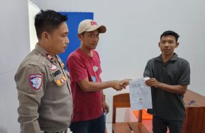 Humanis! Polisi Fasilitasi Perdamaian Dua Pengendara yang Terlibat Kecelakaan di Pringsewu