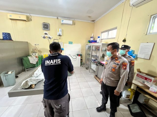 polsek-katibung-lakukan-evakuasi-jenazah-anak-perempuan-tanpa-identitas