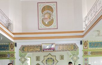 BRI Kanca Metro Bersama YBM BRILiaN Salurkan 18 Gulung Karpet Sajadah untuk Masjid Nur Hidayah