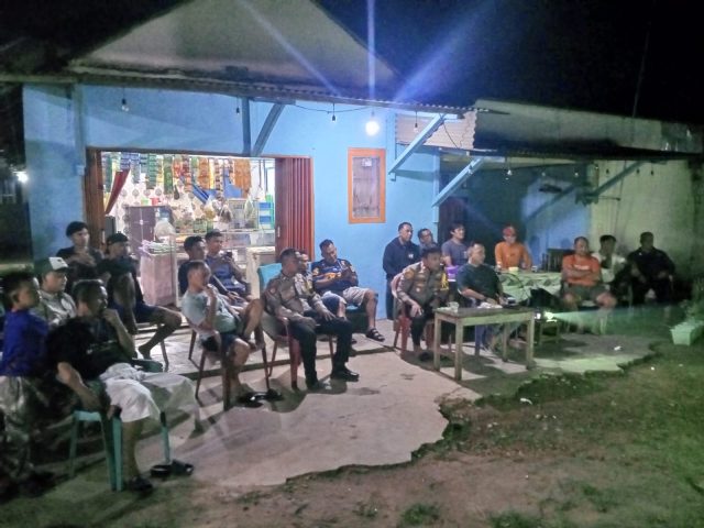 polsek-katibung-manfaatkan-nobar-untuk-bangun-komunikasi-dan-kamtibmas