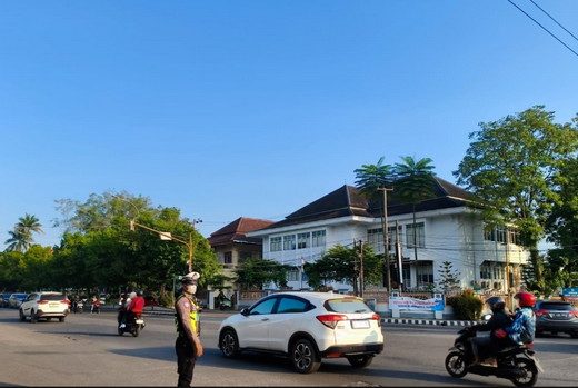 satlantas-polres-metro-laksanakan-strong-point-pagi-lancarkan-arus-lalu-lintas-dan-berikan-rasa-aman
