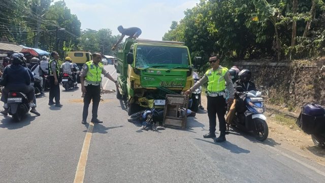 nyalip-di-tikungan-pemotor-di-pringsewu-tewas-usai-tabrak-truk-pengangkut-pasir