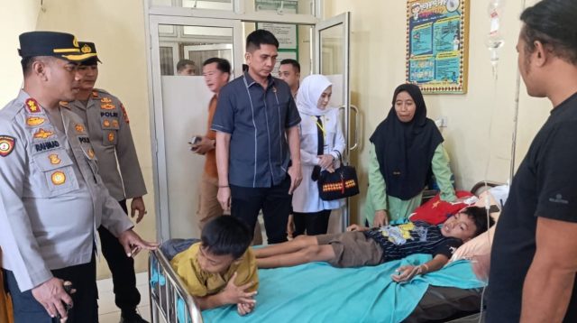 respons-cepat-kapolres-tanggamus-turun-langsung-cek-penanganan-siswa-diduga-keracunan-makanan-di-talang-padang