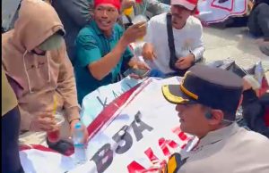Di Tengah Aksi, Kapolres Lampung Selatan Duduk di Jalanan dan Minum Es Jeruk Bareng Massa