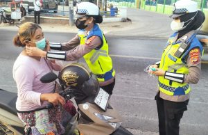 Lindungi Pengguna Jalan dari Abu Vulkanik, Satlantas Pringsewu Bagikan Masker di Jalur Lintas Barat