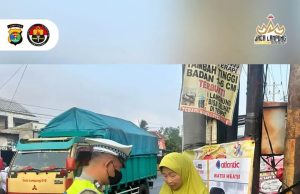Mitigasi Abu Vulkanik, Ditlantas Polda Lampung Bagikan Masker Pada Pengguna Jalan
