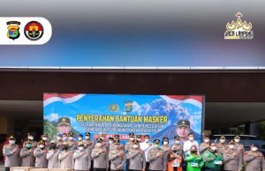 Kapolda Lampung Serahkan 100 Ribu Masker Untuk Antisipasi Abu Vulkanik Anak Krakatau