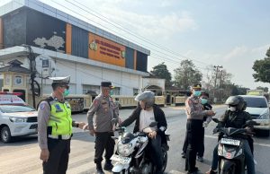 Cegah Dampak Abu Vulkanik, Polres Tulang Bawang Gerak Cepat Bagikan Masker Gratis kepada Personel dan Warga