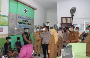 Kapolres AKBP Deddy Tinjau Dampak Erupsi Gunung Anak Krakatau, Bagikan Masker kepada Warga Palas