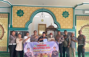 Ditlantas Polda Lampung Gelar Jumat Berkah, Bersihkan Masjid dan Salurkan Bantuan Sembako