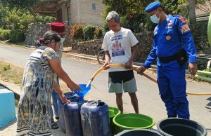 Satpolairud Polres Lampung Selatan Distribusikan Air Bersih untuk Warga Dusun Kayu Tabu