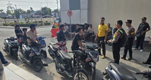 Dipergoki Warga, Balap Liar di Depan GOR Way Handak Dibubarkan Polisi, 8 Motor Diamankan
